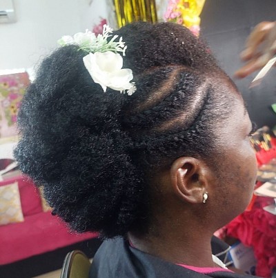 Coiffure de cérémonie cheveux africain.