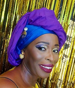 Port de foulard design à l'africaine.